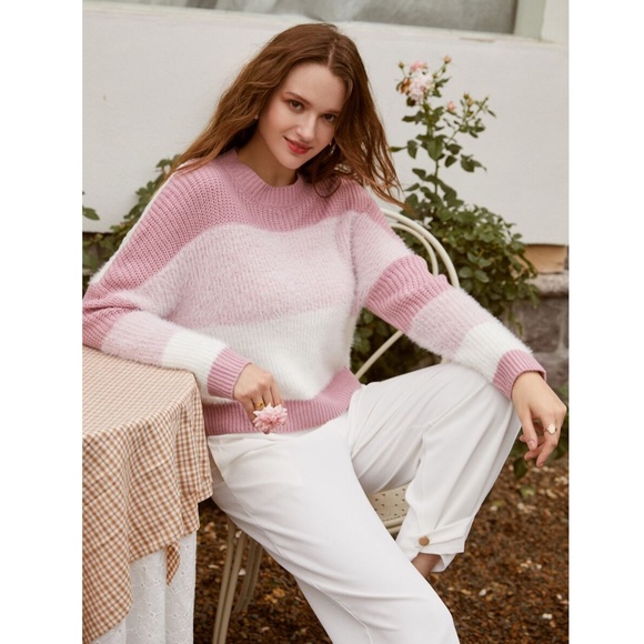 ๐ฅ Fuzzy Pink Colorblock Pullover Sweater - Picture 4 of 12